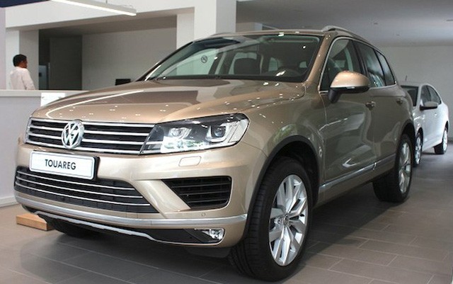 Xe ô tô châu Âu 'theo chân' Nhật, Hàn giảm giá kỷ lục Mẫu xe sang Volkswagen Touareg được giảm tới gần 300 triệu đồng.