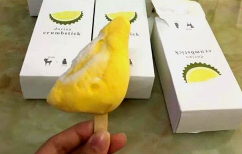 Kem que sầu riêng Thái Lan 120.000 đồng một cây Mỗi que kem có hình dáng một múi sầu riêng nhỏ bằng nửa bàn tay.