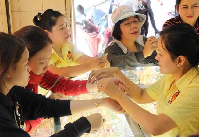 Lỗ nặng vì cất giữ vàng trong két sắt Người dân đang mua bán vàng tại một cửa hàng vàng bạc ở quận Bình Thạnh, TP.HCM. Ảnh: Hoàng Giang