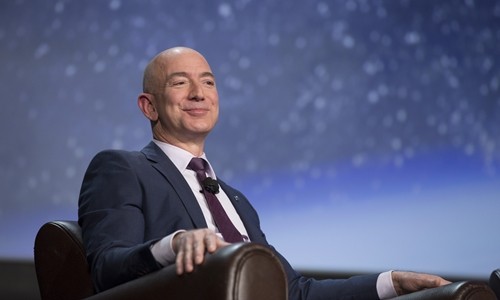 Tài sản ông chủ Amazon tăng vọt, vượt cả Bill Gates Bezos đã có thêm hơn 28 tỷ USD năm nay. Ảnh: Bloomberg