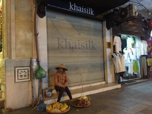 Nhiều cửa hàng Khaisilk tìm người thuê mặt bằng Cửa hàng Khaisilk tại 113 Hàng Gai, Hà Nội đóng cửa từ cuối tháng 10. Ảnh: TL.