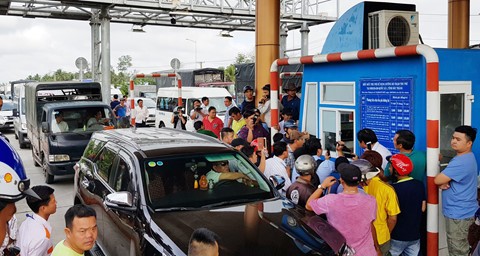Tổng cục Đường bộ khẳng định không dừng thu phí BOT Sóc Trăng BOT Sóc Trăng vẫn tiếp tục vấp phải sự phản đối của người dân. Ảnh: Việt Tường
