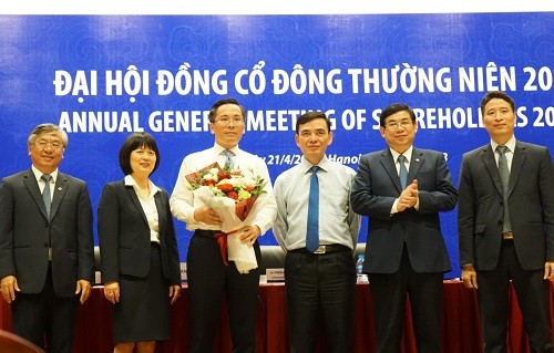 Cựu chủ tịch VDB được bầu vào Hội đồng quản trị BIDV Ông Phạm Quang Tùng (người cầm hoa) và ban lãnh đạo BIDV. Ảnh: Minh Sơn