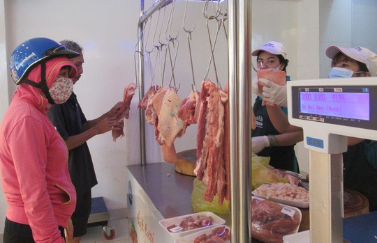 Giá thịt heo tăng nóng Sức tiêu thụ thịt heo trên thị trường đang giảm vì giá tăng quá cao Ảnh: NGỌC ÁNH