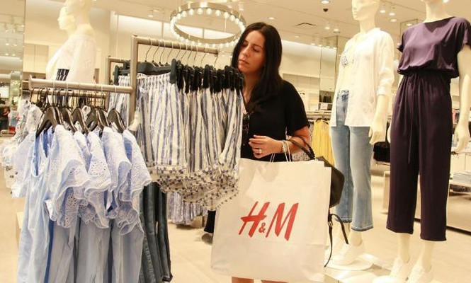Kinh doanh ế ẩm, H&M tồn kho 4 tỷ USD quần áo Lợi nhuận của H&M giảm mạnh do hàng tồn kho lớn - Ảnh: Getty/CNN.