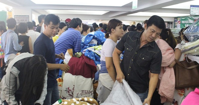 Nhiều người Sài Gòn chen mua chăn nệm giữa mùa nóng Mặc trời Sài Gòn đang mùa nóng, phụ nữ, đàn ông cùng chen nhau mua chăn, nệm giảm giá. Ảnh: Phúc Minh.