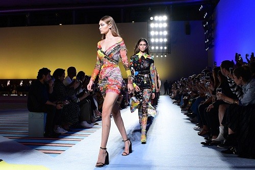 Bloomberg: Michael Kors tiến gần thỏa thuận 2 tỷ USD mua Versace Bộ sưu tập xuân hè 2019 của Versace. Ảnh: Bloomberg