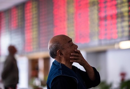 Chứng khoán châu Á lại chìm trong sắc đỏ Một nhà đầu tư trên sàn chứng khoán Trung Quốc. Ảnh: Bloomberg