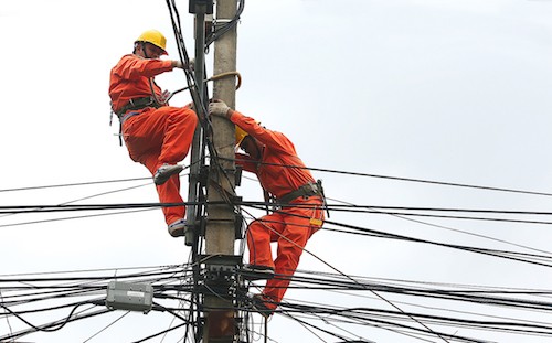 Giá điện có thể 'tăng vào thời điểm thích hợp' trong năm 2019 Công nhân ngành điện sửa chữa trên lưới điện tại Hà Nội. Ảnh: Ngọc Thành