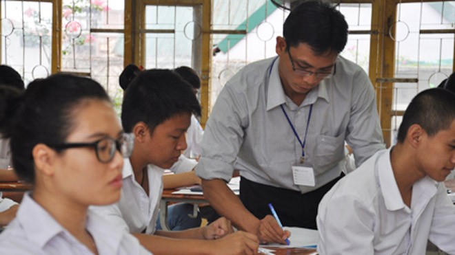 Cấm giám thị uống bia trước giờ thi tốt nghiệp Giám thị coi thi tốt nghiệp tại hội đồng thi Trường THPT Quang Trung (Hà Đông, Hà Nội) năm 2013. Ảnh: Văn Chung (VietNamNet).