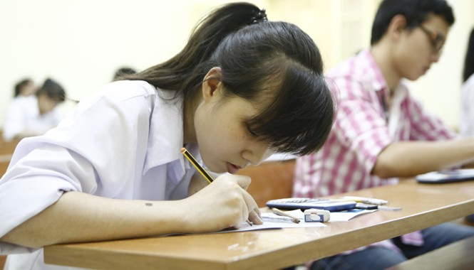Gần 3.000 người bỏ thi, 54 thí sinh bị kỉ luật Thí sinh làm bài thi môn Vật lý chiều 4/7. Ảnh: Như Ý