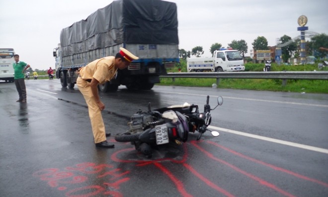 Va chạm với xe khách, 1 người chết thảm trên cầu Cần Thơ Va chạm với xe khách, 1 người chết thảm trên cầu Cần Thơ