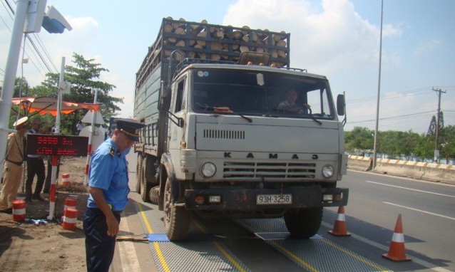 Trạm cân tê liệt vì bị xe đầu kéo 'lùa' Trạm cân xe lưu động nơi vừa xảy ra sự cố