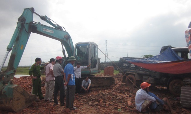 Đổ đất tắc trách làm sập thùng xe tải, một người tử vong Hiện trường vụ tai nạn.