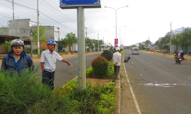 Giỡn mặt dải phân cách, kẻ chết người nguy kịch Hiện trường vụ tai nạn.