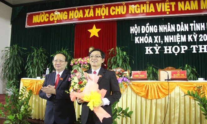 Ông Hồ Quốc Dũng là tân Chủ tịch UBND tỉnh Bình Định Ông Hồ Quốc Dũng (bên phải, cầm hoa) được bầu làm Chủ tịch UBND tỉnh Bình Định