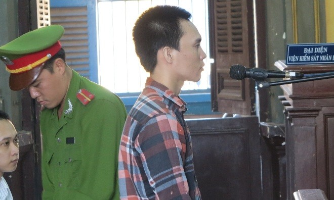 Cố sát người yêu, nam thanh niên lãnh 10 năm tù Bị cáo Dể bị tuyên y án về hai tội danh “giết người và giao cấu với trẻ em”. Ảnh: Đông Sơn.