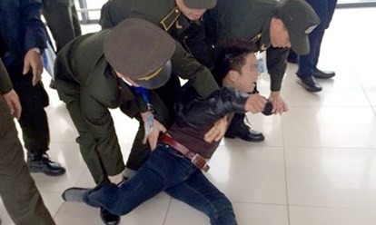 Thanh niên náo loạn sân bay Nội Bài từng bị tâm thần? Nguyễn Văn Toàn bị an ninh sân bay không chế. Ảnh: Otofun
