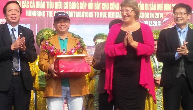 Du khách thứ 30 triệu thăm di tích Cố đô Huế Ông Đặng Đình Nguyên (thứ hai từ trái sang, đến từ tỉnh Đồng Nai) trở thành vị khách thứ 30 triệu tham quan di tích Cố đô Huế kể từ năm 1994