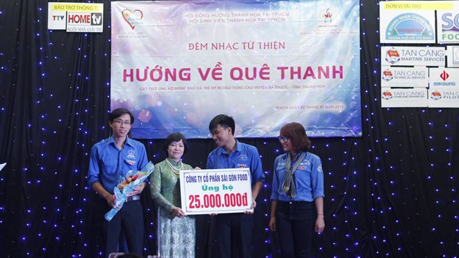 Đêm nhạc từ thiện hướng về quê hương của sinh viên Thanh Hóa Ban tổ chức nhận tiền ủng hộ của nhà hảo tâm