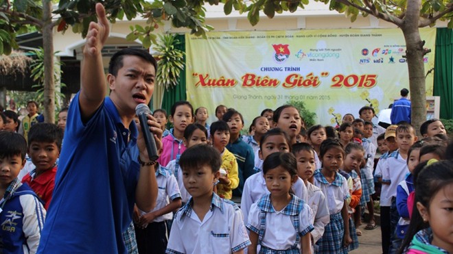 “Xuân biên giới 2015” về với Kiên Giang Trò chơi được các em học sinh tham gia rất hào hứng