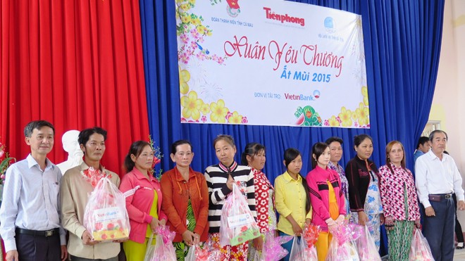 Quà tết đến với bà con nghèo Cà Mau Ông Lê Hoàng Kiệt, Phó Chủ tịch UBND huyện Cái Nước