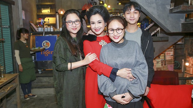 Thanh Lam làm bếp Thanh Lam và các con. Ảnh: Hải Bá