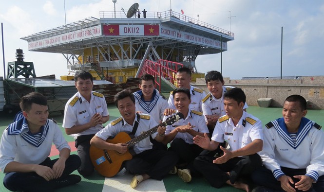 Chuyện chúc Tết những người lính nhà giàn DK1 Đoàn công tác giao lưu văn nghệ với các chiến sĩ nhà giàn DK1 trên biển khơi.