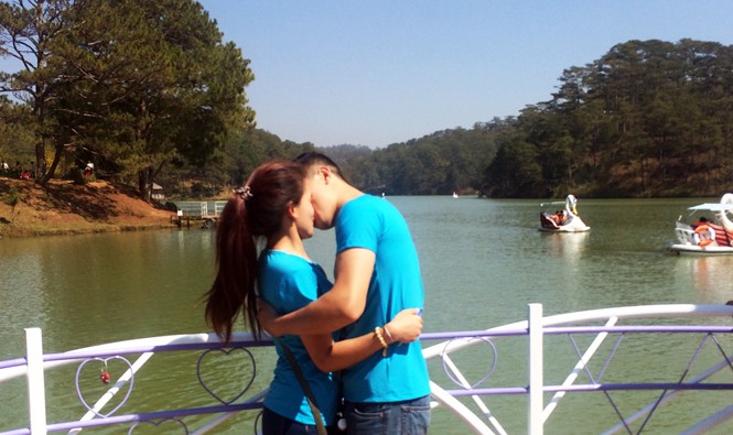 Đà Lạt: Khai trương 'mê cung tình yêu' dịp Valentine Trao nhau nụ hôn say đắm trên cầu khóa tình yêu