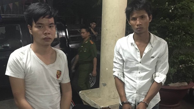 Không đội mũ bảo hiểm lại còn ném dép vào công an Đối tượng Nguyễn Văn Trung (bìa trái) và Hoàng Văn Quang có hành vi chống người thi hành công vụ.