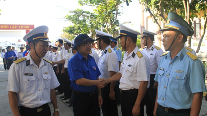 Tặng quà, giao lưu văn nghệ với chiến sỹ, nhân dân đảo Trường Sa Bí thư T.Ư Đoàn Nguyễn Anh Tuấn thăm hỏi các chiến sỹ trên đảo Trường Sa Lớn.