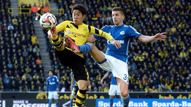 Kagawa và những sự chia ly Shinji Kagawa (trái, Dortmund) tranh bóng với Matija Nastasic (Schalke)