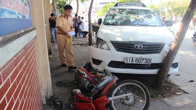 Taxi mất lái, tông bay xe máy lên lề đường Hiện trường vụ tai nạn