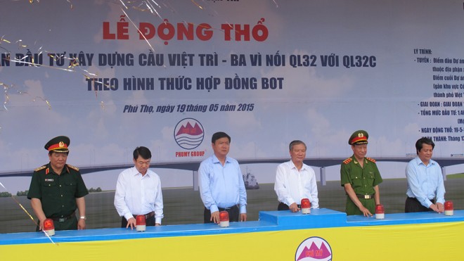 Xây cầu vượt sông Hồng, nối Phú Thọ và Hà Nội Động thổ xây dựng cầu Việt Trì – Ba Vì. Ảnh: Sỹ Lực