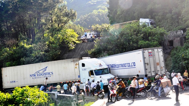 Hai xe container 'dính nhau' hy hữu giữa đường đèo Hai xe container "dính nhau" giữa đoạn cua ngoặt qua đèo Phú Gia khiến Quốc lộ 1A bị ùn tắc nhiều giờ. Ảnh: Văn Nhân
