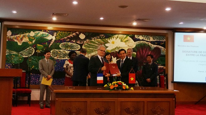 Thêm 20 triệu euro để ứng phó biến đổi khí hậu Lãnh đạo Bộ Tài chính tại lễ ký với Cơ quan phát triển Pháp