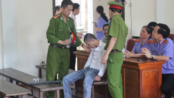 Vụ cài mìn trên xe khách: Hoãn tòa vì bị cáo ngất xỉu Bị cáo ngất xỉu trước vành móng ngựa.