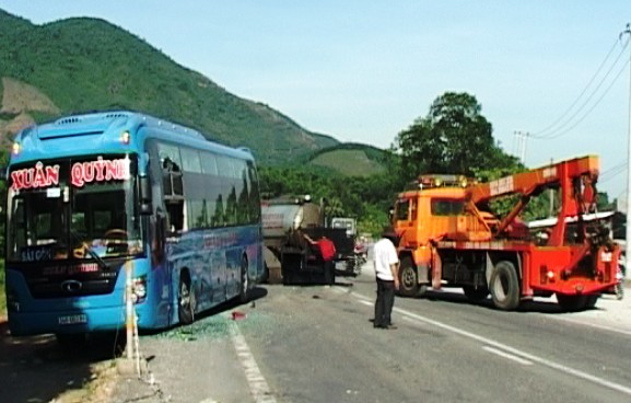 Xe bồn đâm xe giường nằm suýt rơi xuống hố sâu Hiện trường vụ tai nạn. Ảnh: Văn Nhân