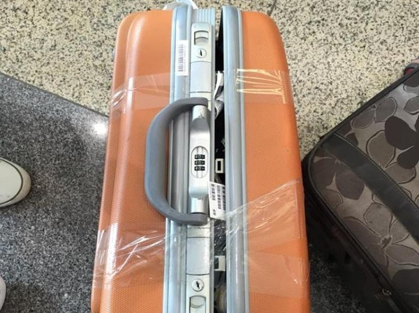 Vietjet lên tiếng về việc hành lý của khách bị “lục tung” Hành khách trên chuyến bay VJ902 cho rằng chiếc va ly của mình đã bị mở và lục lọi