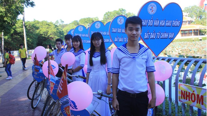 Hiệu trưởng trẻ đưa 'Chiến lược biển đảo' vào lớp học Bên cạnh đồng phục biển đảo, học sinh trường THPT Nhân Việt còn được đặt tên lớp theo tên các hòn đảo. Ảnh: Thanh Minh
