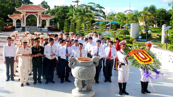 Nhiều hoạt động báo công nhớ Bác Lãnh đạo tỉnh Cà Mau dâng hương