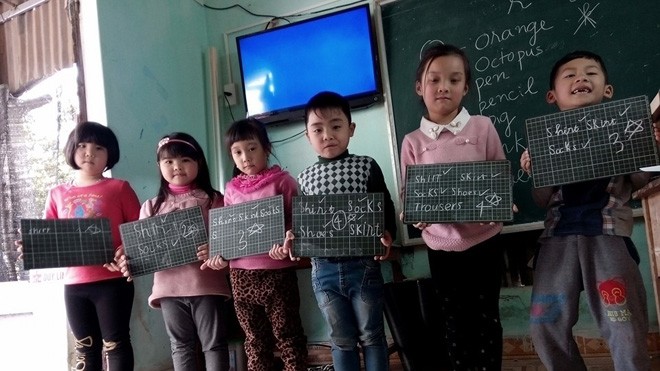 Đổ tiền triệu cho con đi học hè Nhiều học sinh nhí đi học tiếng Anh trong dịp hè. Ảnh: ĐH