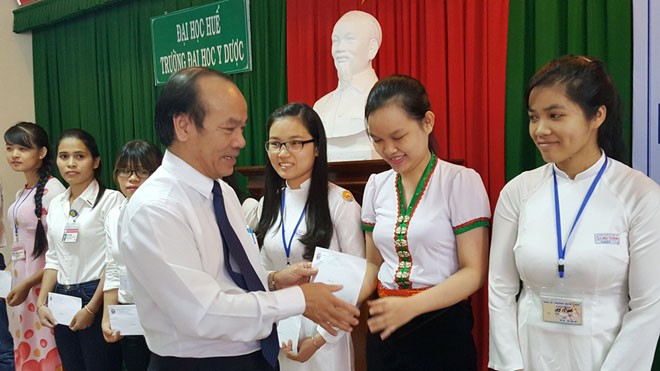 Cấp học bổng cho sinh viên dân tộc thiểu số khó khăn Học bổng hỗ trợ sinh viên dân tộc thiểu số vùng khó khăn là nguồn động viên lớn để các em vượt khó, học tốt