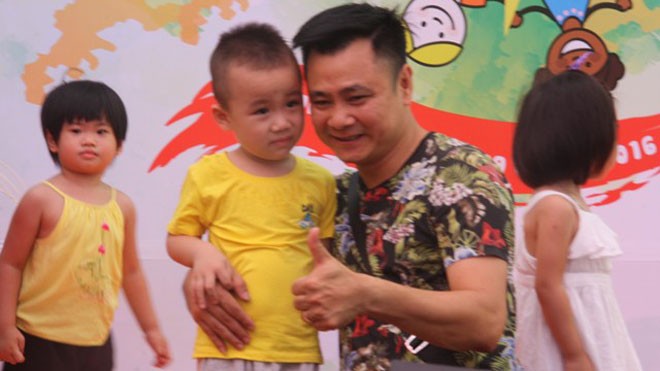 NSND Tự Long làm giáo khảo tại “Ngày hội mặt trời” Sự có mặt của nghệ sĩ nhân dân Tự Long trong “Ngày hội mặt trời” được tổ chức sáng nay bởi trường mầm non song ngữ New Sun là một bất ngờ với các bé mầm non.