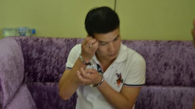 Ổ cá độ núp bóng cửa hàng đồ gỗ mỹ nghệ ở TPHCM Nghi can Minh bị công an bắt. Ảnh CA cung cấp