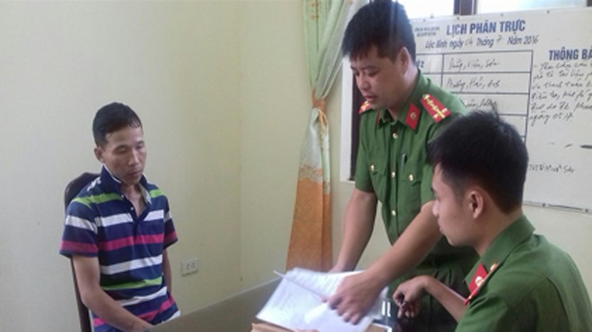 Lạng Sơn: Vờ mua dưa hấu, cướp điện thoại di động Đối tượng Chiều (trái) tại cơ quan công an. Ảnh: NT