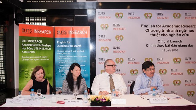 Học bổng khóa học tiếng Anh học thuật của ĐH Công Nghệ Sydney Phó Phó Hiệu Trưởng Đại học Bách Khoa Hà Nội Ông Tràn Văn Tớp (ngoài cùng bên phải ) và Ông Tim Laurence, Hiệu Trưởng của UTS:INSEARCH (thứ ba từ trái sang)