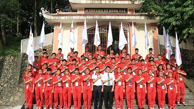 “Hành trình đỏ” ở non nước Cao Bằng Thăm và thắp nhang tại di tích Đông Khê trên đường số 4 anh hùng.