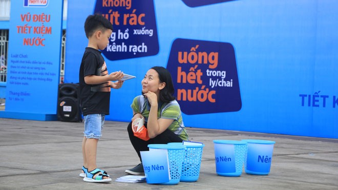 Thêm 400 triệu đồng thực hiện các công trình nước sạch Người dân tham gia trò chơi nhắc nhở ý thực tiết kiệm nước sạch trong khuôn khổ ngày hội diễn ra từ 8 đến 17 giờ.