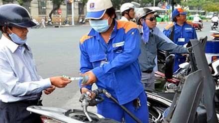 Xăng giảm 665 đồng/lít từ 15h hôm nay Xăng giảm 665 đồng/lít từ 15h hôm nay